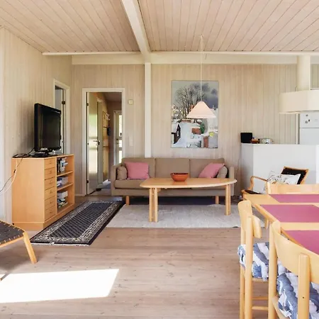 Three-bedroom Holiday In Semesterbostad Nordenbro Vesteregn